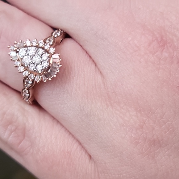 Vera Wang Accessories Vera Wang 4 Karat Gold Teardrop Cluster